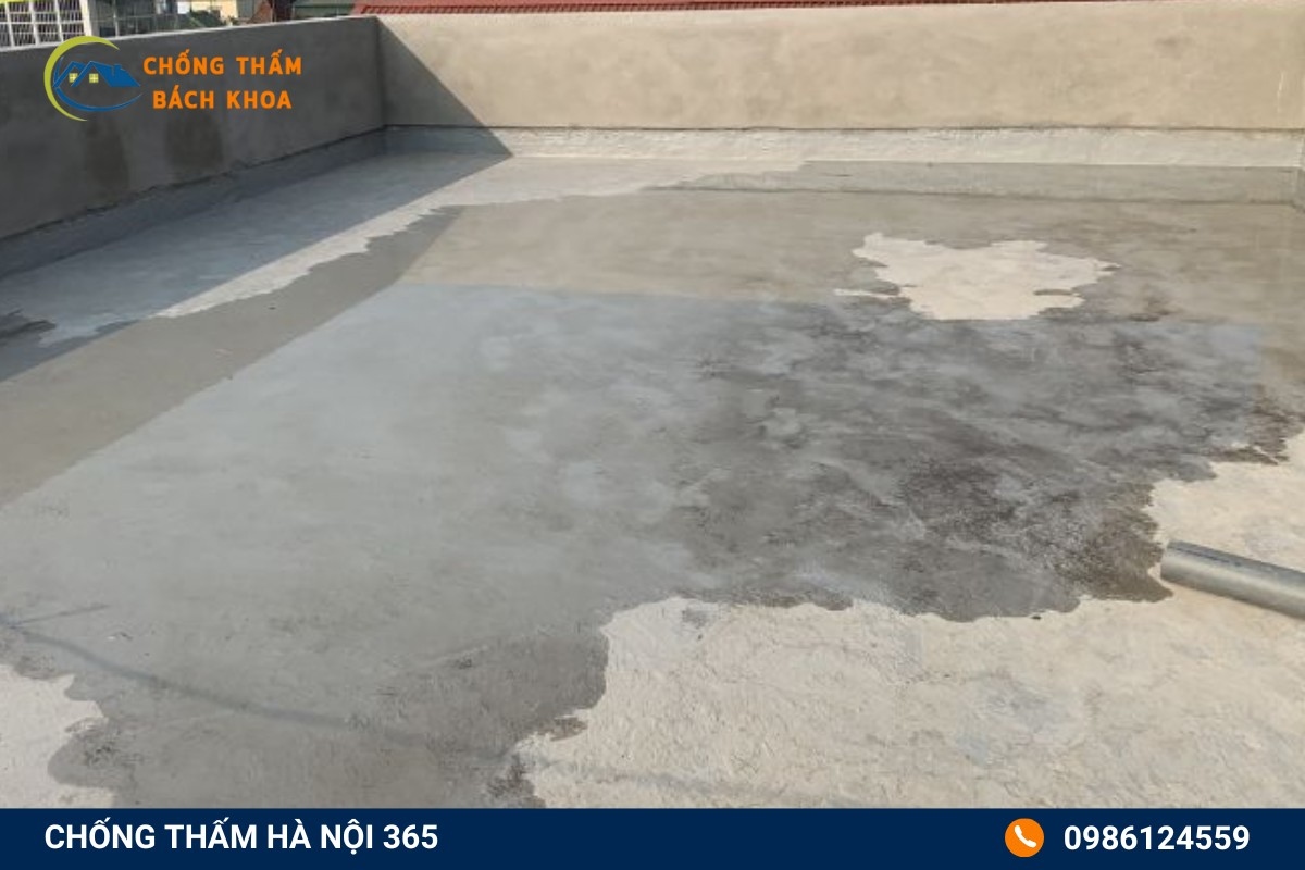 Sân thượng Hà Nội bị thấm dột gây ố vàng trần nhà tầng dưới