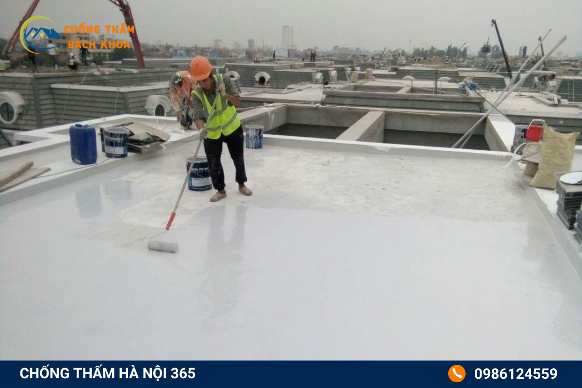 Hậu quả của thấm dột sân thượng: trần nhà ố vàng, nấm mốc